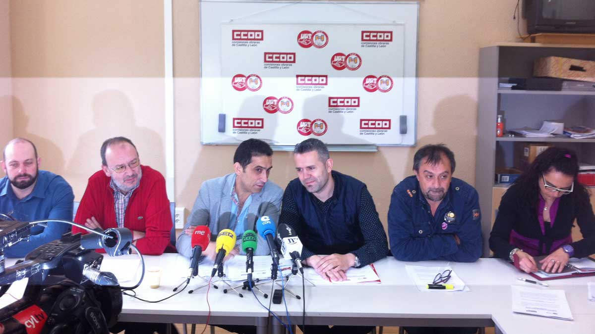 En el centro (derecha) el secretario de Política Sindical de UGT, Raúl Santa Eufemia, y a su izquierda el secretario de Acción Sindical de CCOO, Vicente Andrés. | L.N.C. En el centro (derecha) el secretario de Política Sindical de UGT, Raúl Santa Eufemia, y a su izquierda el secretario de Acción Sindical de CCOO, Vicente Andrés. | L.N.C.