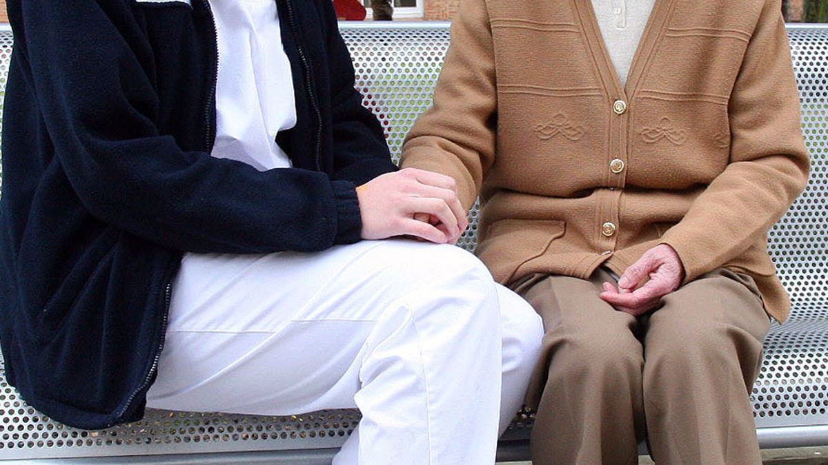 Un cuidador atiende a una persona mayor. | L. N. C.