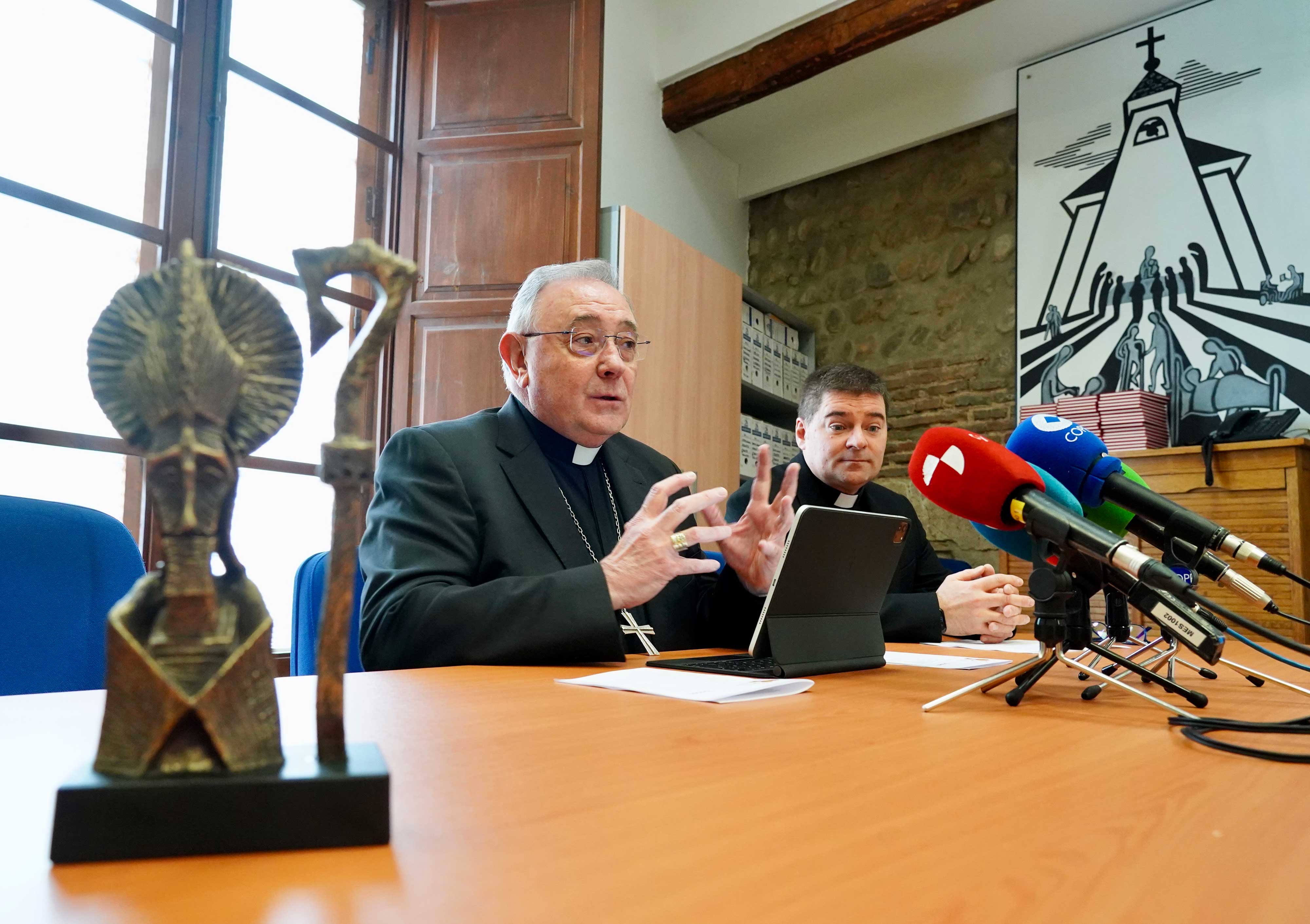 El obispo de León, Luis Ángel de las Heras, y el vicario general, Luis García. | CAMPILLO (ICAL)