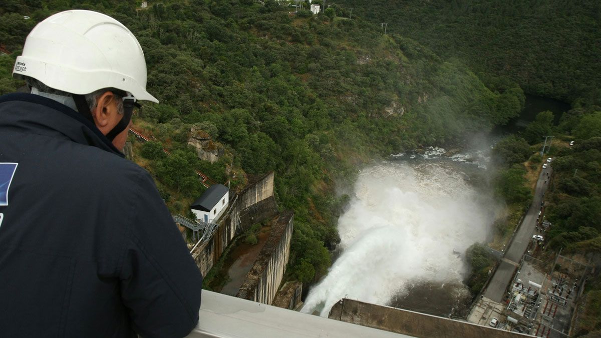 Simulacro de apertura de compuertas en la presa de Bárcena, este viernes. | C. SÁNCHEZ (ICAL)
