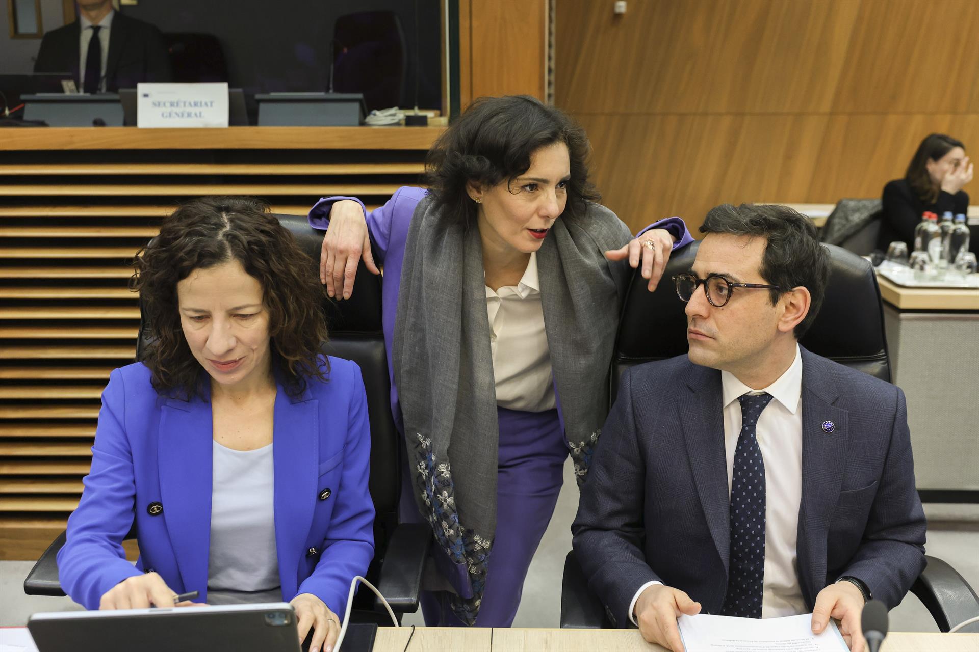 Desde la izquierda, la vicepresidenta de Empleo, Roxana Mînzatu, la comisaria de Igualdad y Gestión de Crisis, Hadja Lahbib, y el vicepresidente de Estrategia Industrial, Stéphane Séjourné.  | NICOLAS LANDEMARD