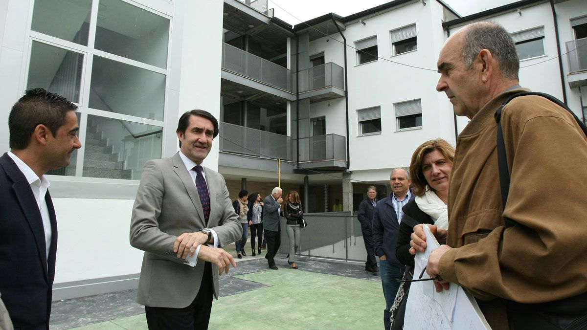 El consejero de Fomento y la alcaldesa de Fabero, durante la visita a las viviendas. | C. SÁNCHEZ (ICAL)