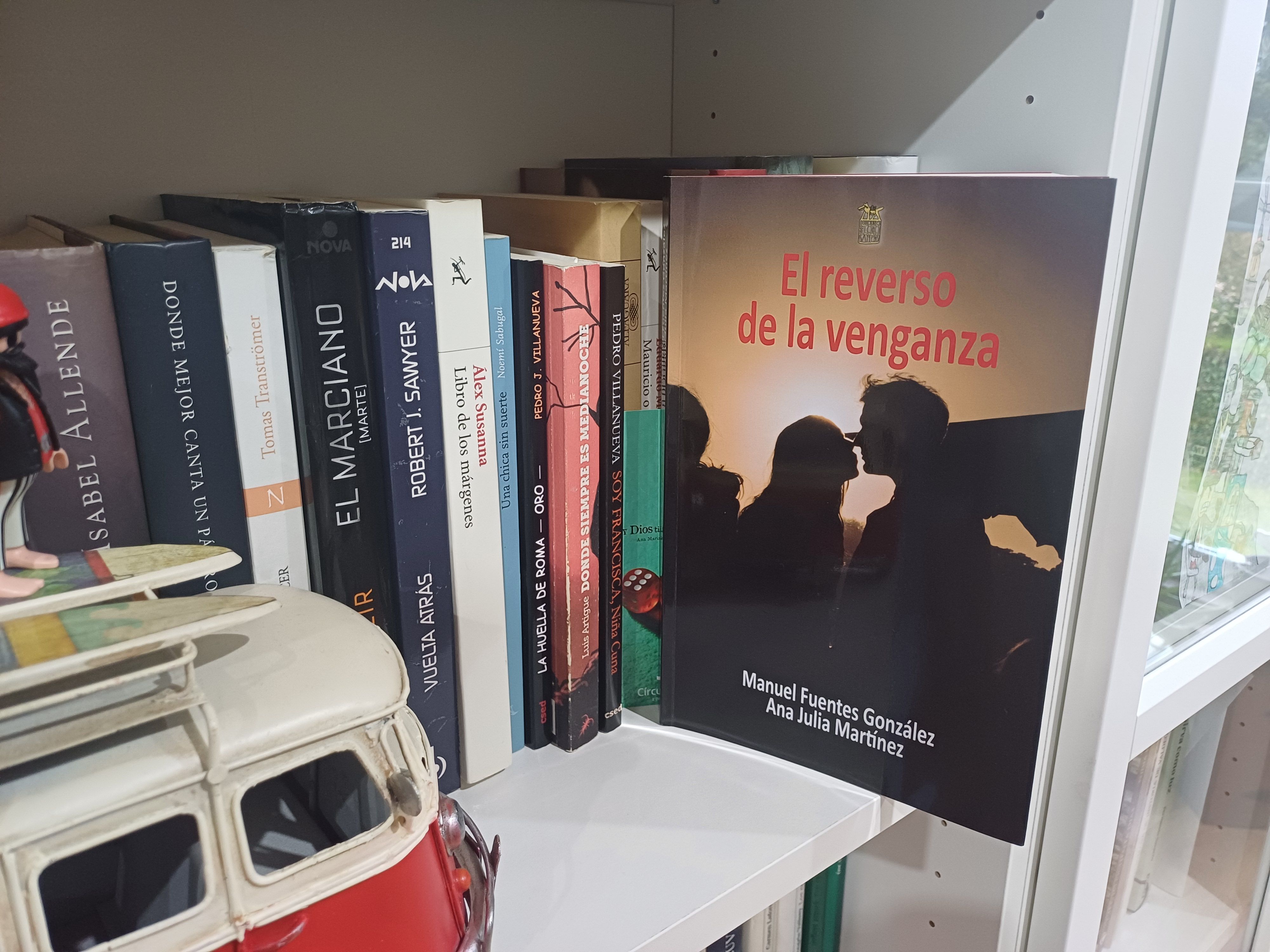 Portada del libro protagonista en la estantería de Ruy. 