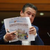 Luis Mariano Santos mostró una portada de 'La Nueva Crónica' durante el pleno. | L.N.C.