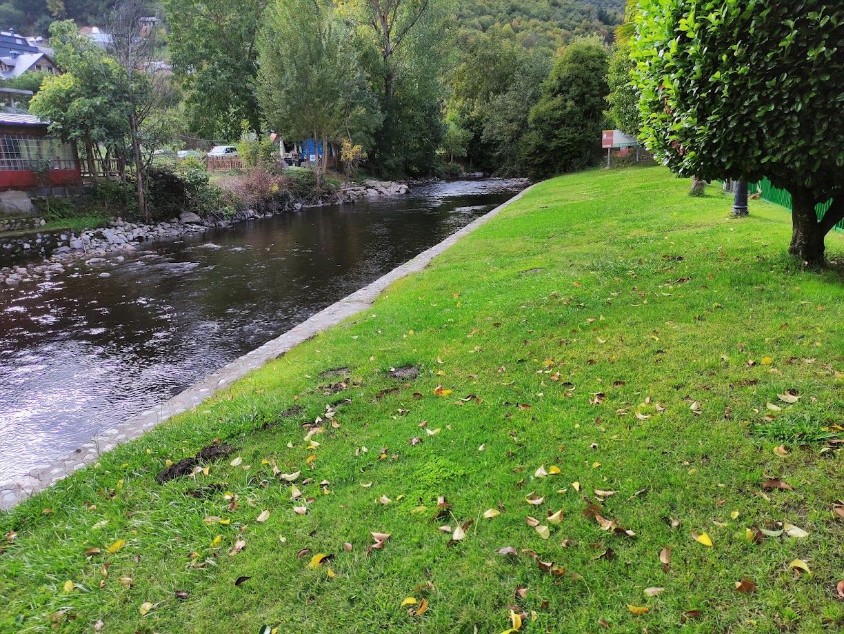 Una de las zonas de playa fluvial de Sobrado, donde su río es pesca y también ocio.