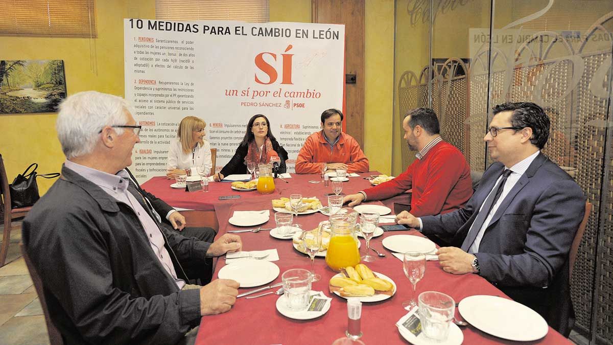 Un instante del café informativo organizado por el PSOE. | DANIEL MARTÍN
