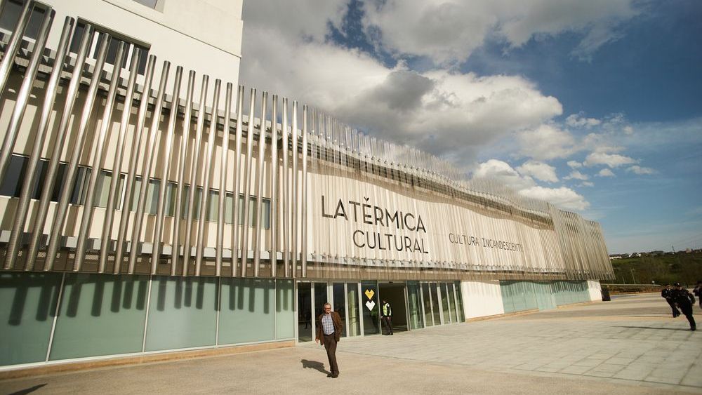 Entrada al edificio de La Térmica Cultural, en Ponferrada.
