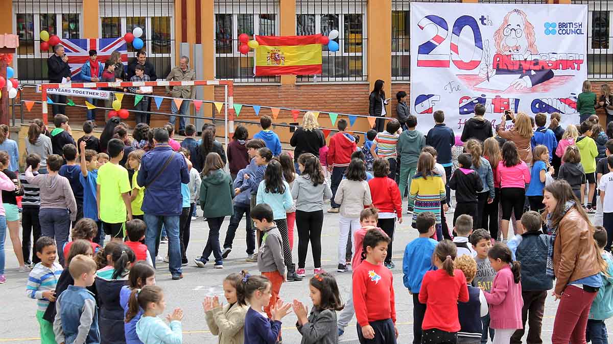 Los alumnos y los padres del CP Quevedo de León celebraron en el patio el aniversario. | L.N.C. Los alumnos y los padres del CP Quevedo de León celebraron en el patio el aniversario. | L.N.C.