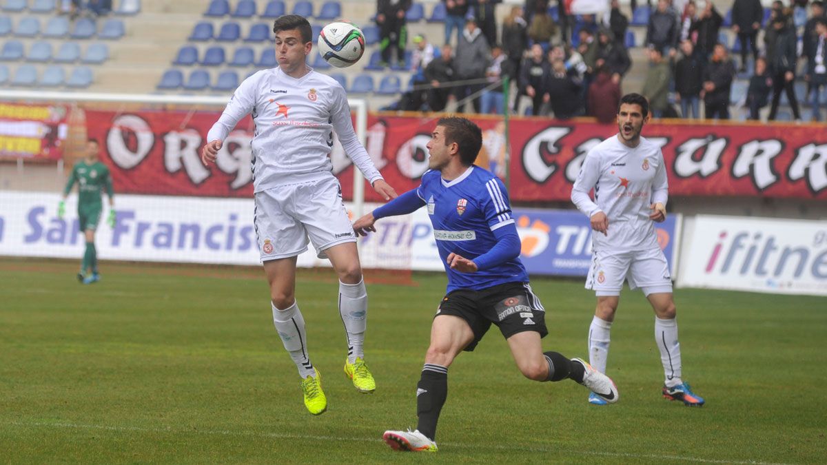 Gonzalo pelea por un balón aéreo con un jugador del Logroñés. | DANIEL MARTIN