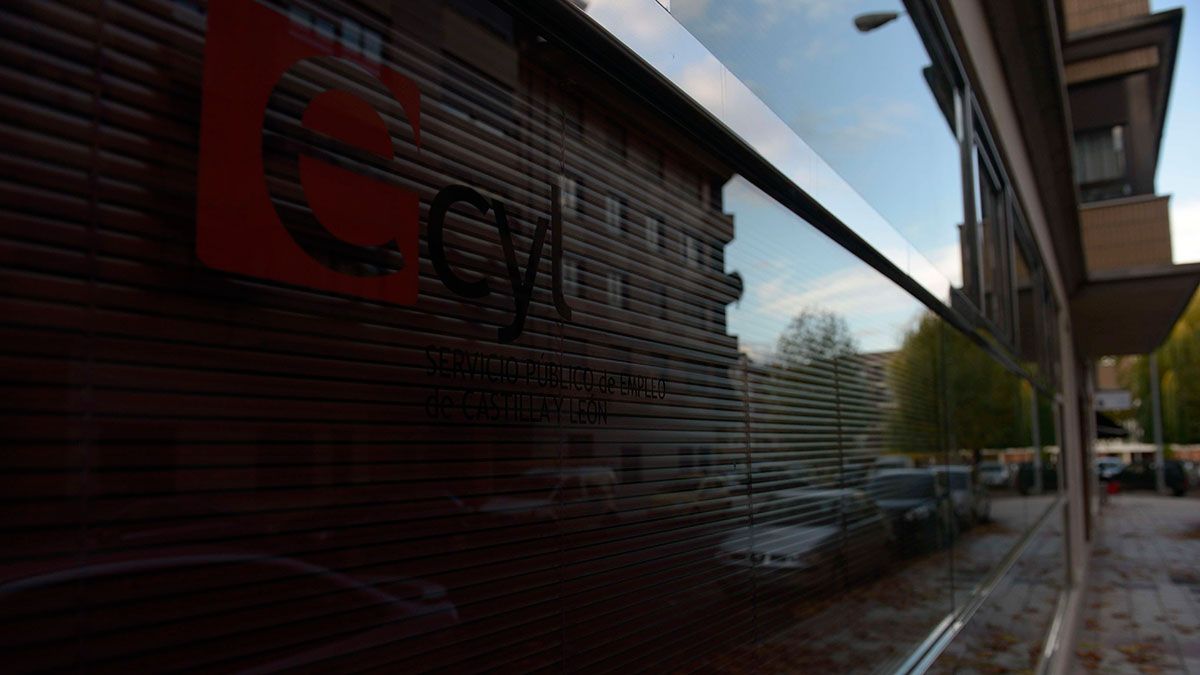 Una de las oficinas del Ecyl en la capital leonesa. | MAURICIO PEÑA