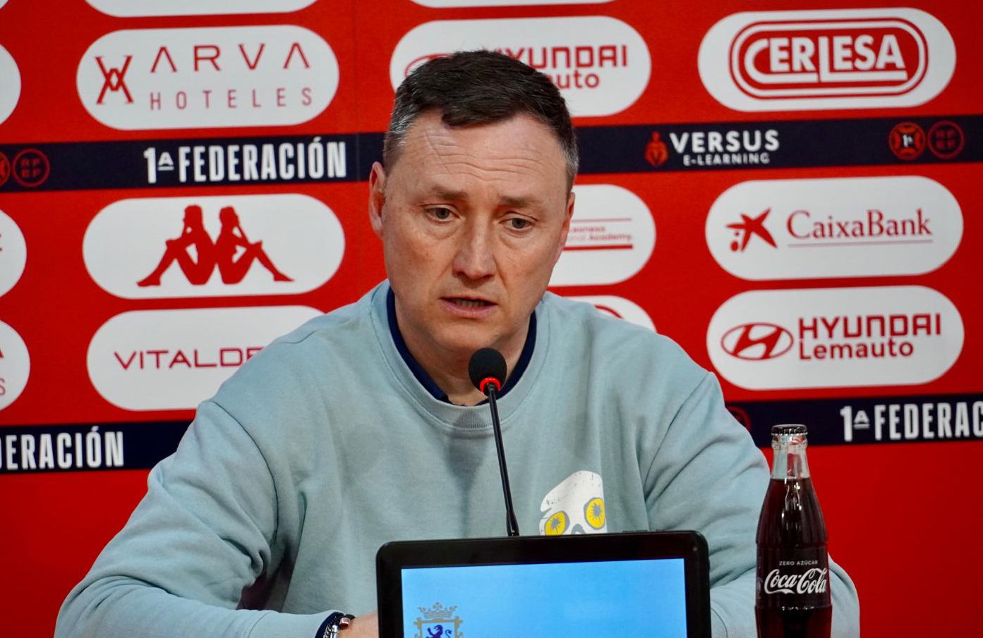 Raúl Llona en la sala de prensa del Reino de León en la previa ante el Barça B. CULTURAL
