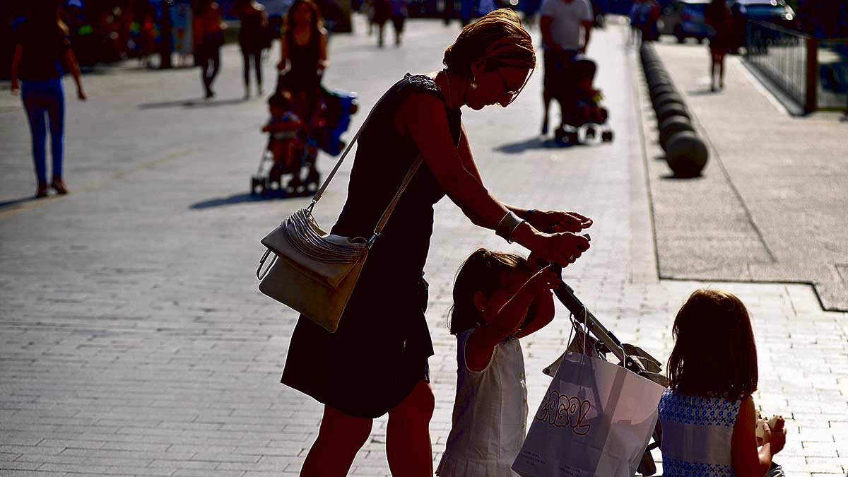 También han crecido exponencialmente las familias monoparentales y el censo cifra en 5.412 los padres solos con hijos y en 19.921 las madres. | DANIEL MARTÍN También han crecido exponencialmente las familias monoparentales y el censo cifra en 5.412 los padres solos con hijos y en 19.921 las madres. | DANIEL MARTÍN