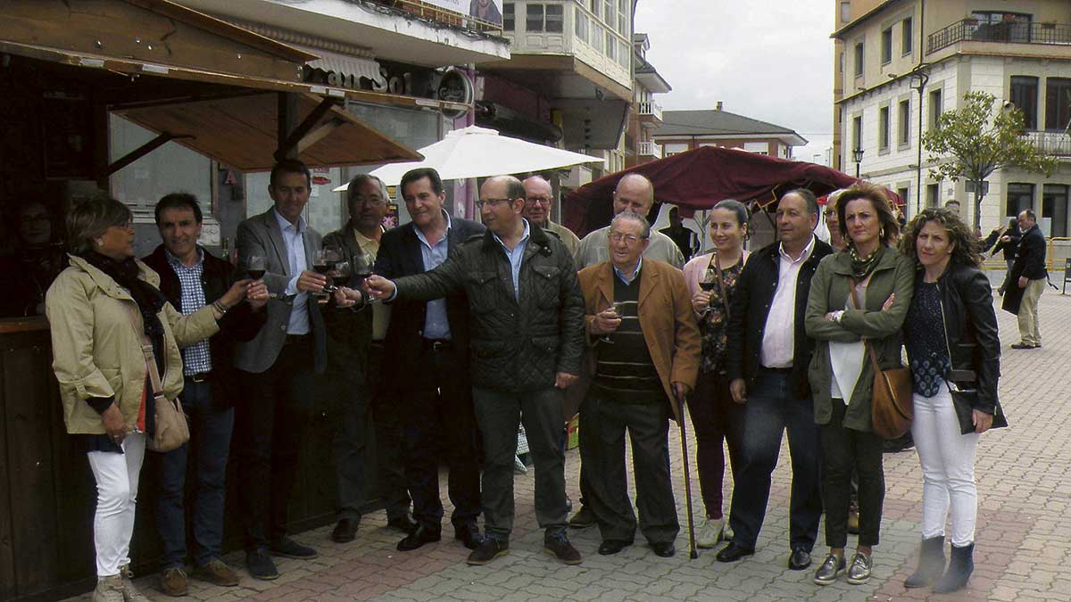 Las autoridades brindan en uno de los stands participantes durante la inauguración de la feria. | E. NIÑO