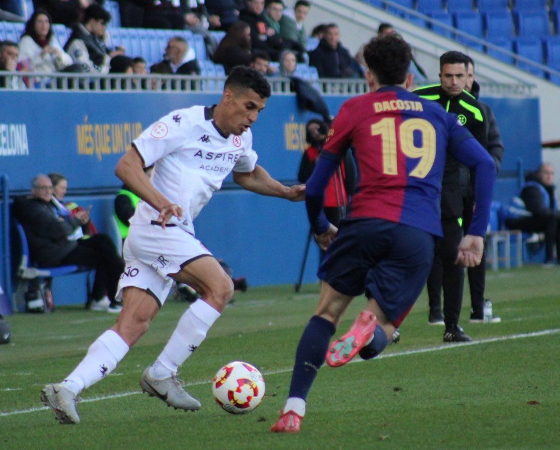El lateral de la Cultural Víctor García controla el balón ante el extremo del Barcelona B Dacosta. | CYD
