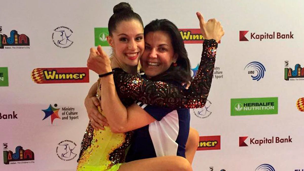 Carolina celebra con su entrenadora Ruth su actuación. | RFEGIMNASIA