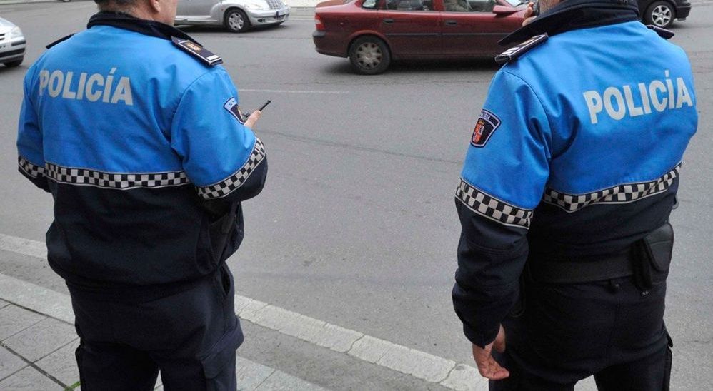 Imagen de archivo de dos policías locales. | L.N.C.