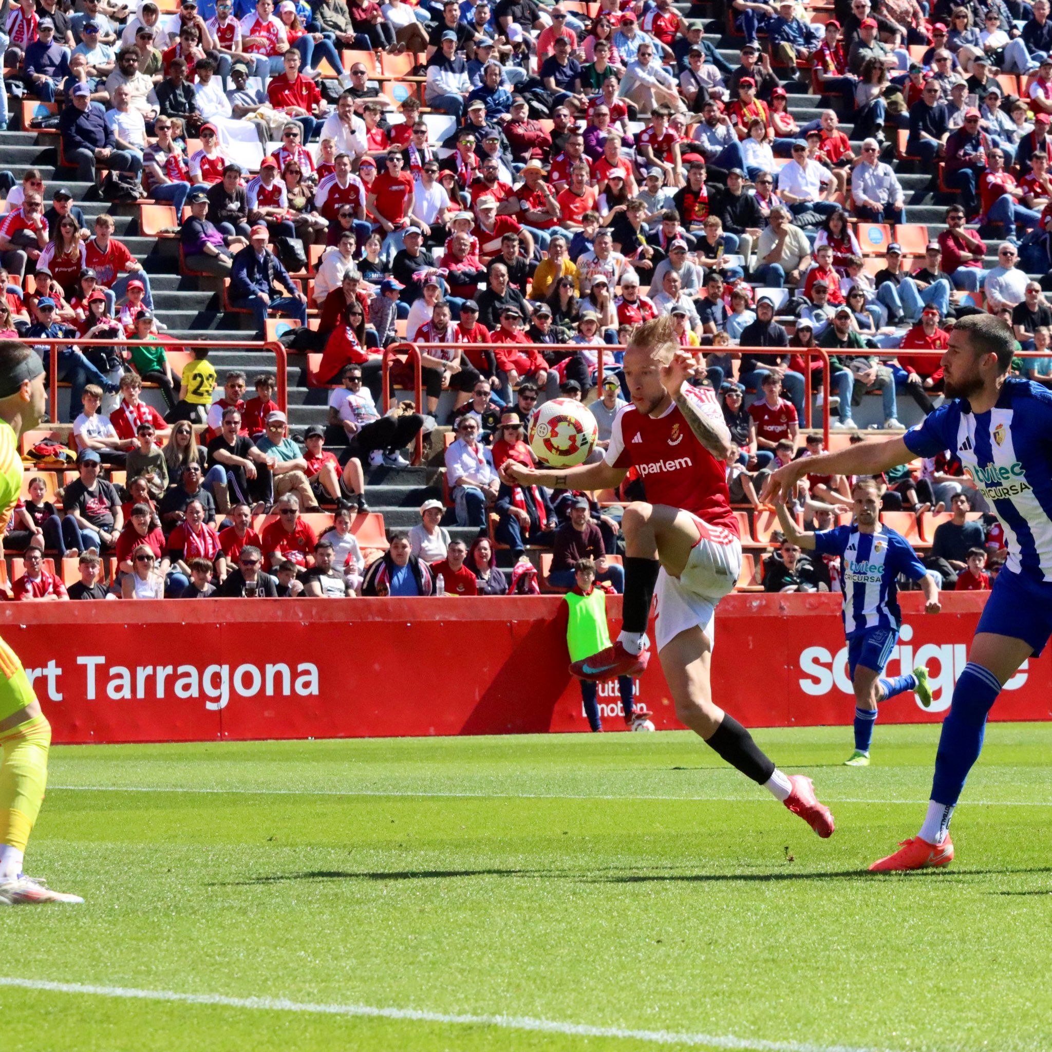 Momento del segundo gol del Nástic, con Narro haciendo una vaselin a Andrés. NÁSTIC