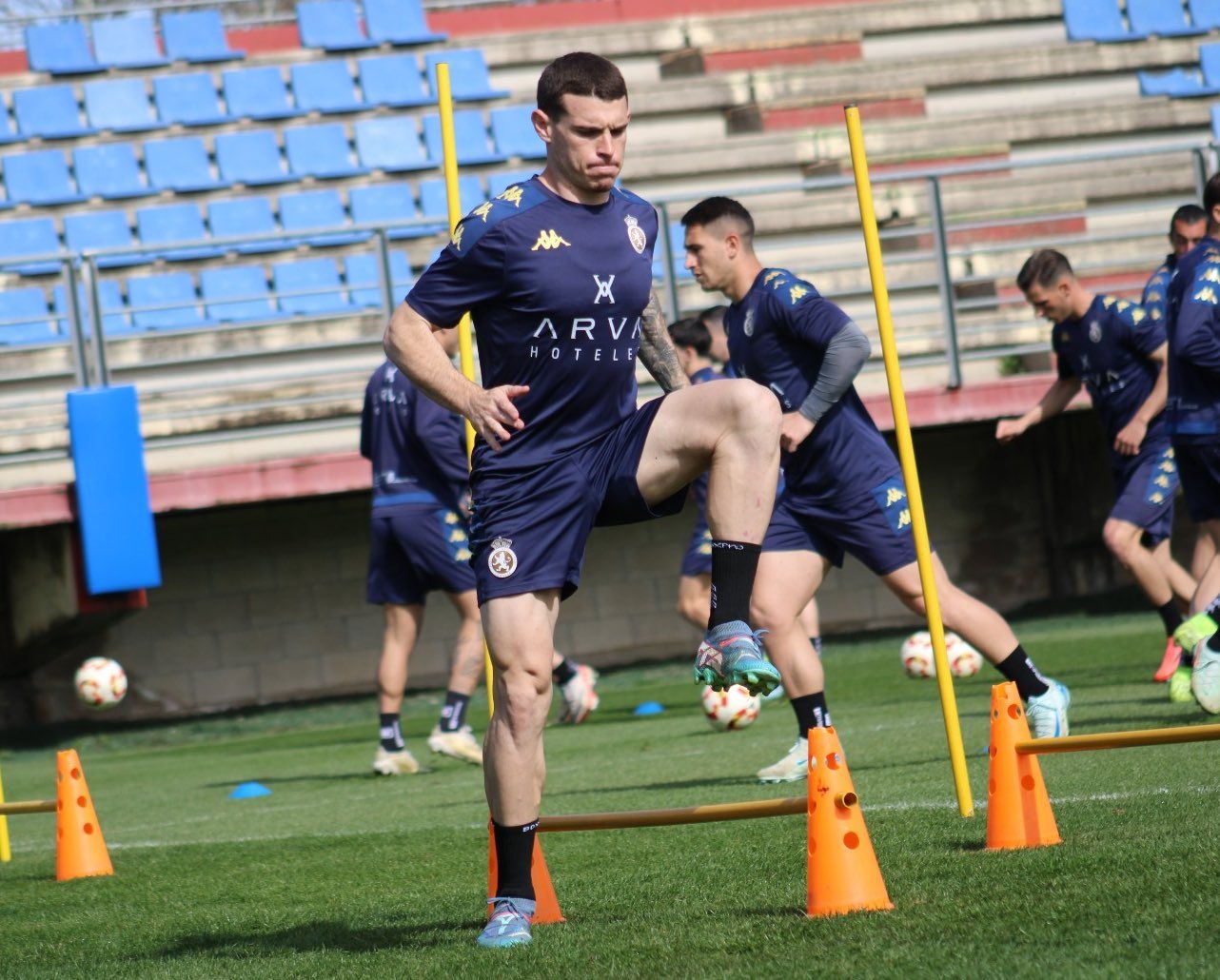 Manu Justo entrena con el grupo tras retirarse con molestias ante el Barcelona B. CULTURAL
