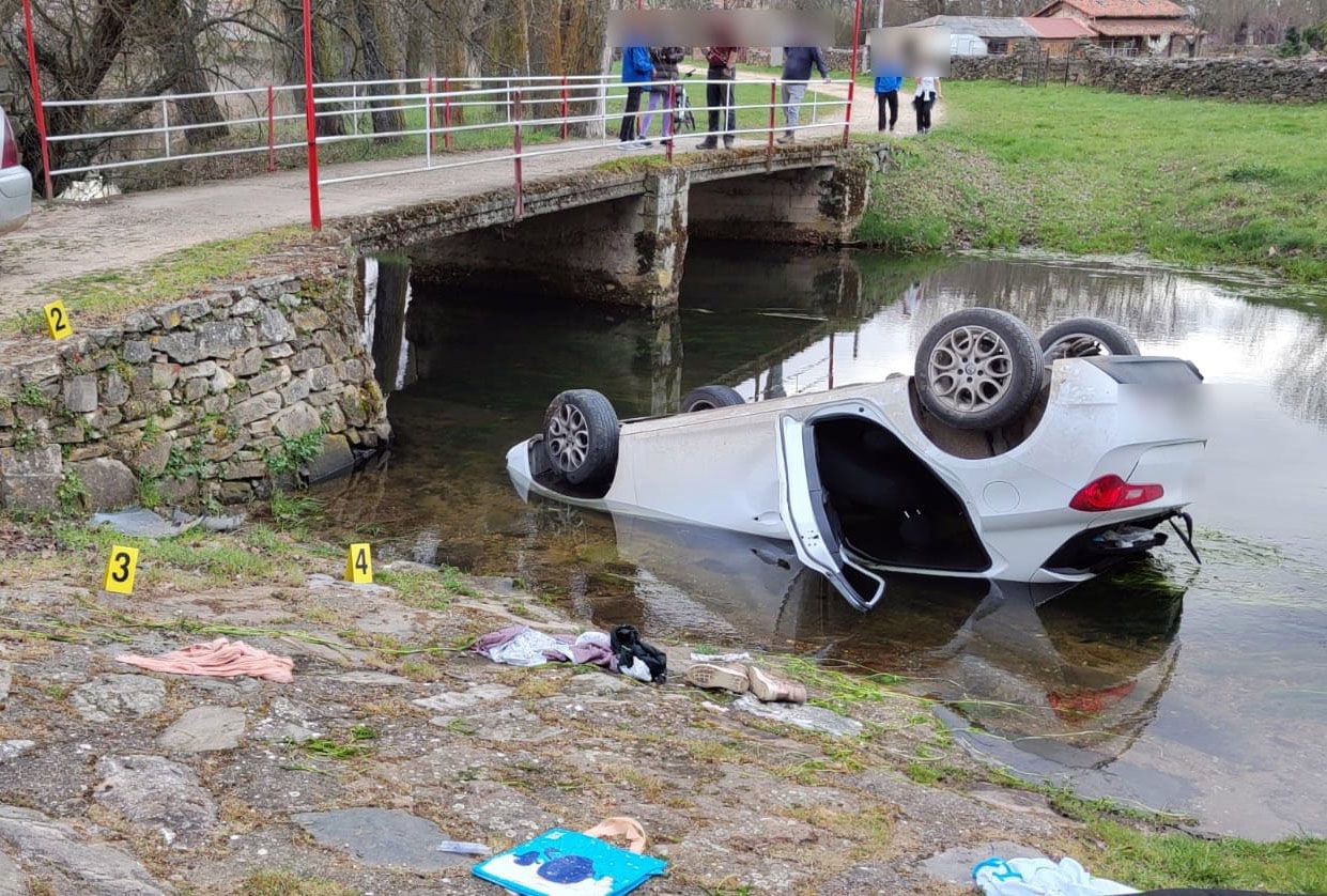 El coche cayó en el río Turienzo, a la salida del pueblo de Val de San Lorenzo.