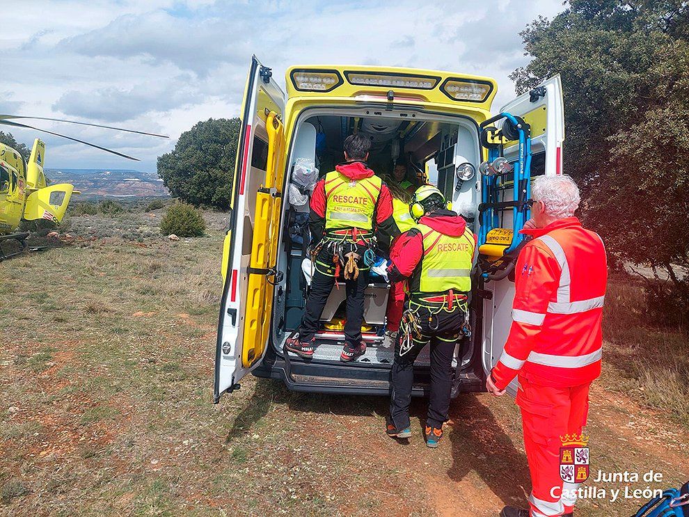 Una imagen de la ambulancia que acudió a la zona del accidente. | 112 CYL