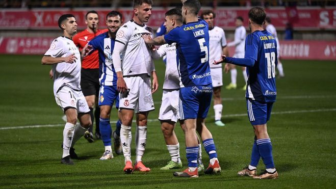Uno de los momentos del derbi entre la Ponferradina y la Cultural en el Reino de León. SAÚL ARÉN
