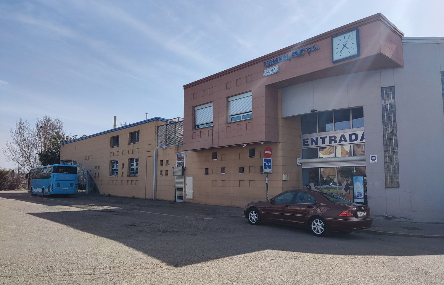 Vista de la estación de autobuses de La Bañeza que pasará a ser propiedad del Ayuntamiento. | A. RODRÍGUEZ