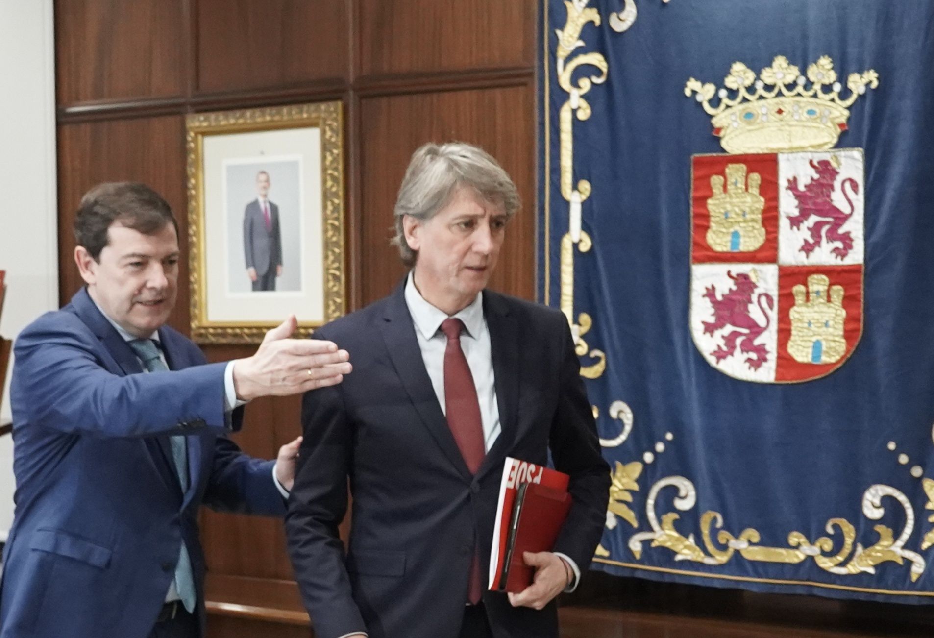 Mañueco le enseña la salida a Carlos Martínez. | ICAL