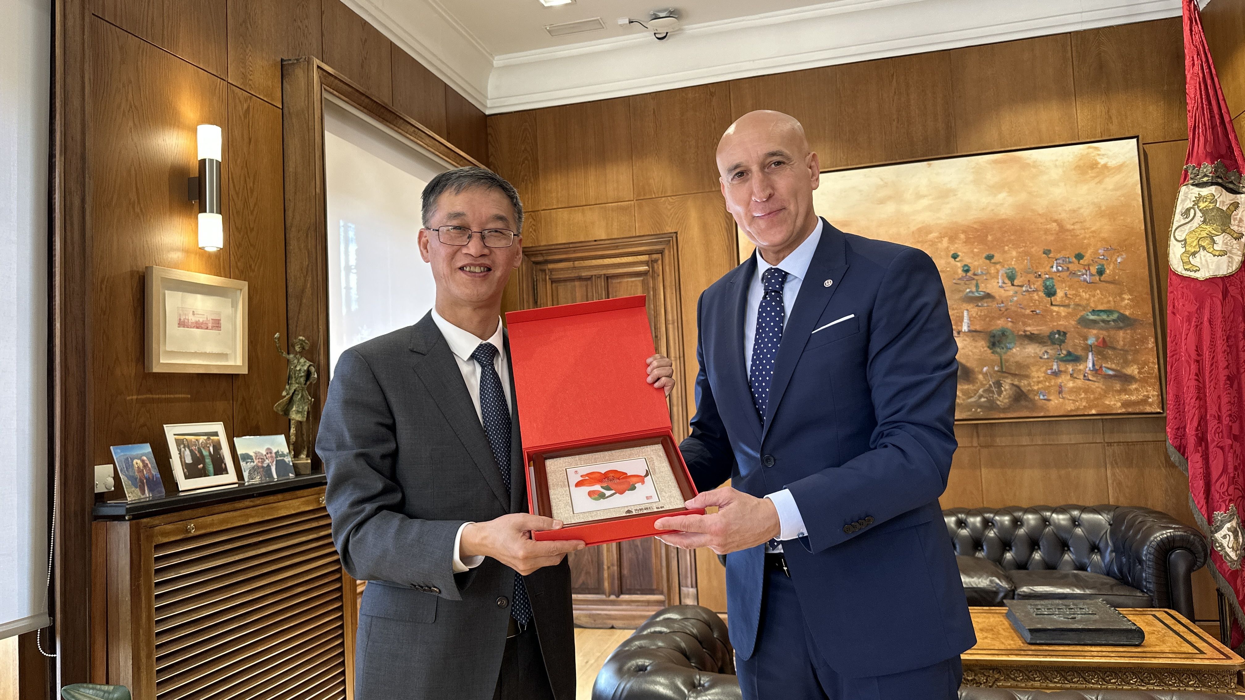 El embajador de China en España visitó León. | LNC
