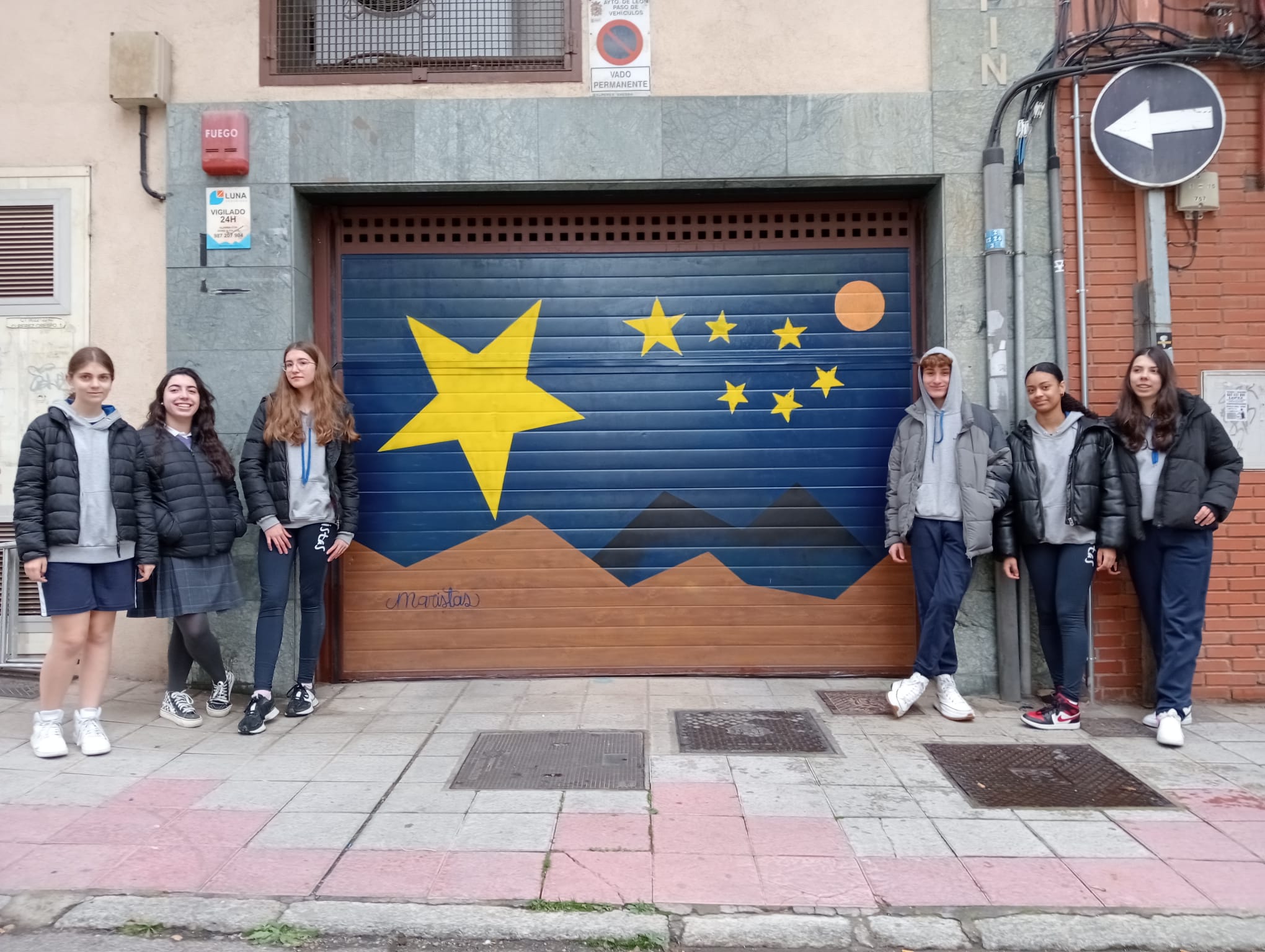 El alumnado del colegio Marista San José que ha realizado el mural. | L.N.C.