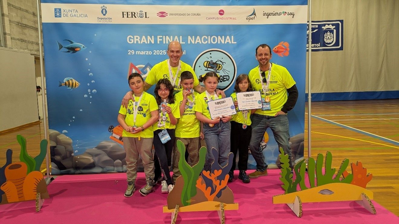 Alumnos y profesores del CRA Villacedré tras lograr la mención de la mejor solución. | L.N.C.