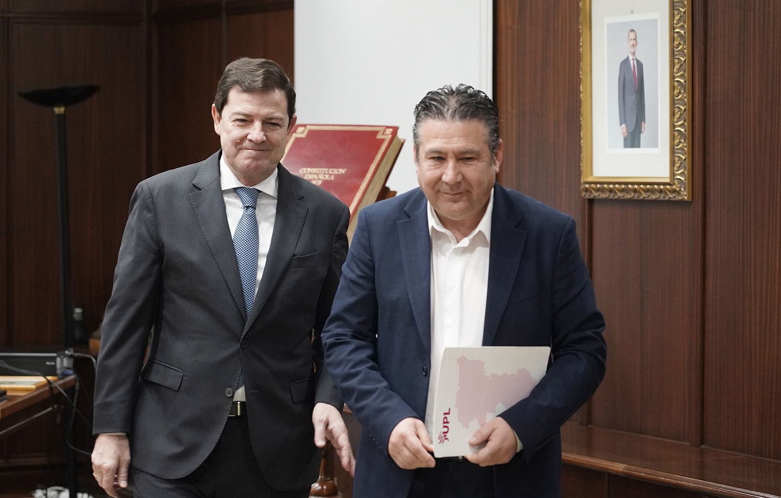 Mañueco y Santos, durante su encuentro. | ICAL
