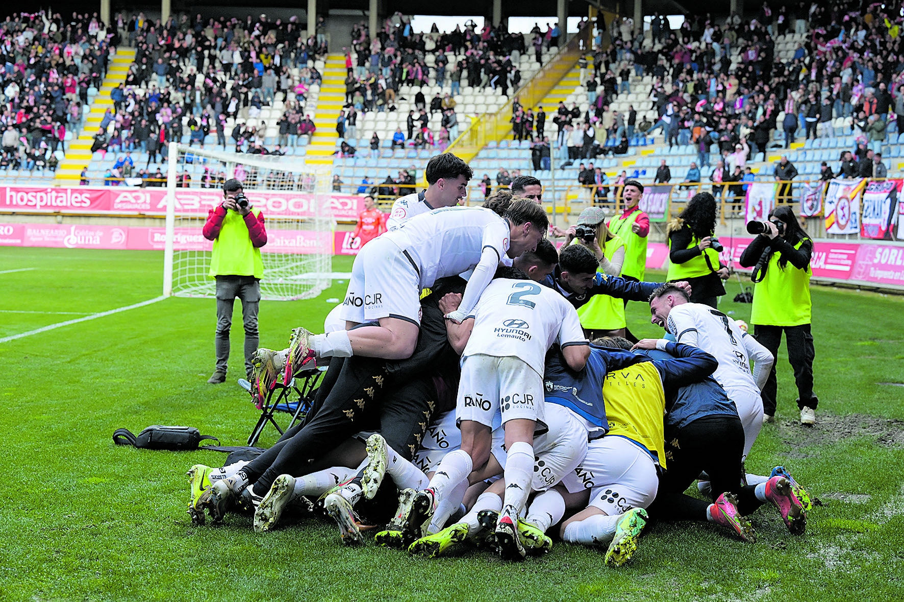 Los jugadores de la Cultural celebran el gol del triunfo frente al Arenteiro. | MAURICIO PEÑA