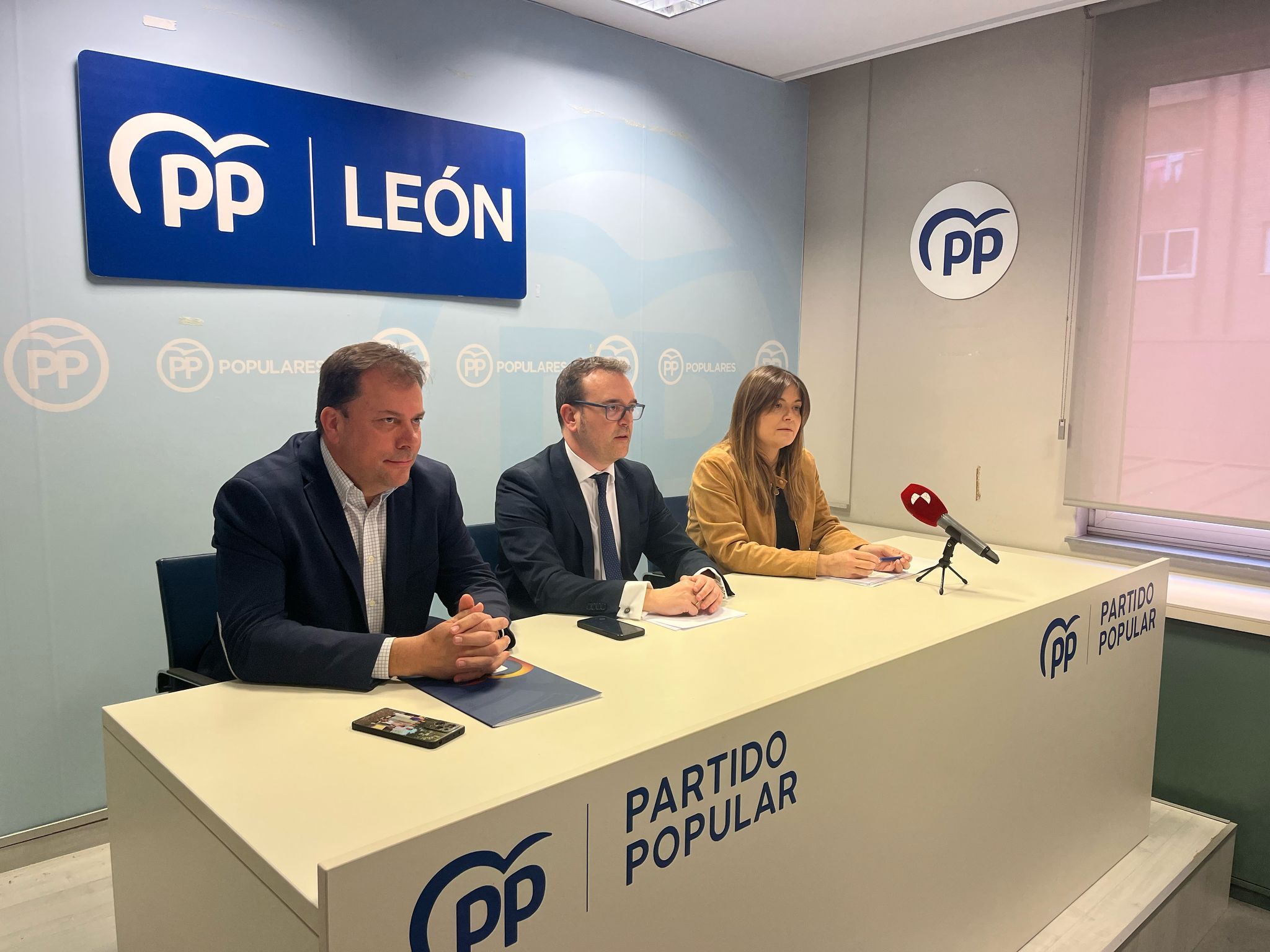 Rueda de prensa del portavoz popular y dos procuradores leoneses en las Cortes | Diego Pérez 