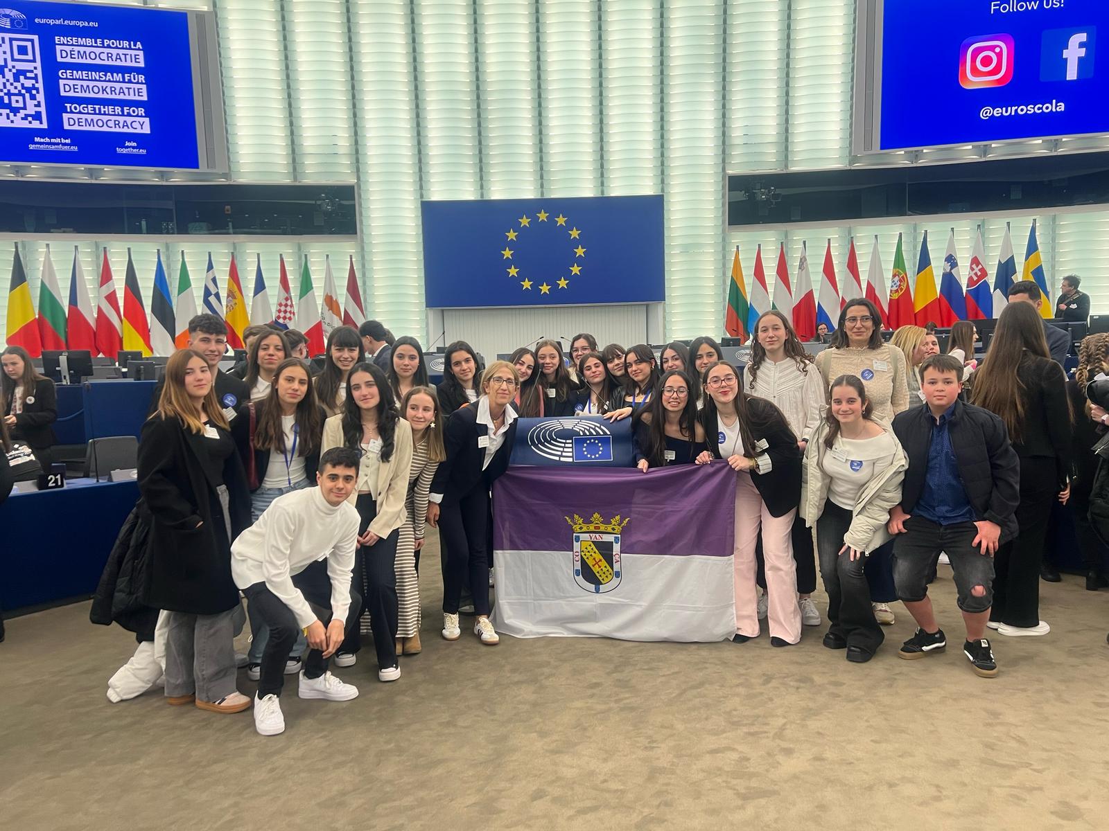 Los alumnos del IES Fernando I, con la bandera de Valencia de Don Juan, en el Parlamento Europeo. | L.N.C.