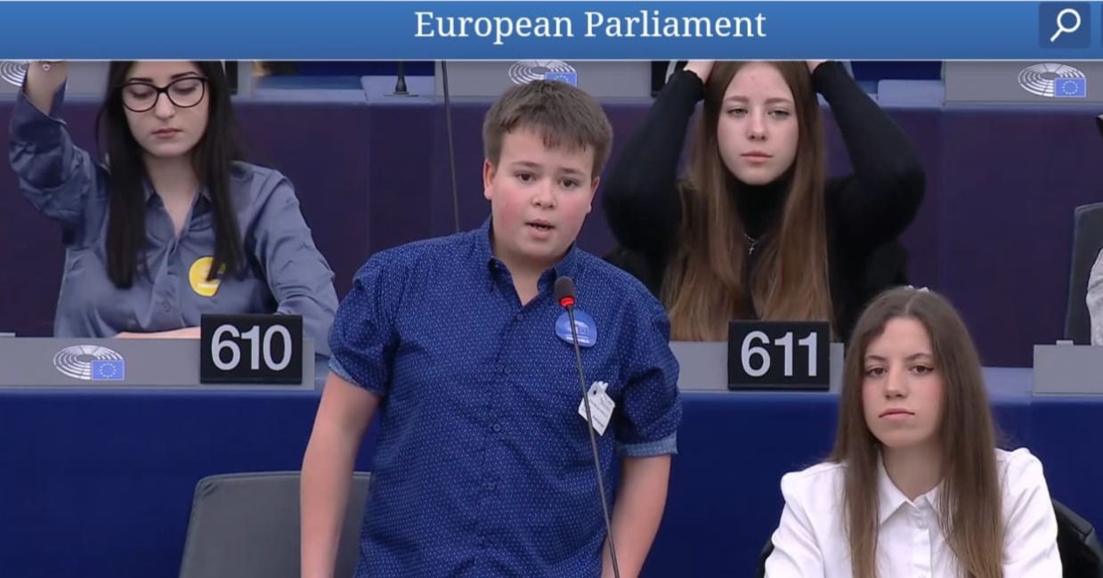 Simón Melón, uno de los tres alumnos que intervino en el Parlamento. | L.N.C. Simón Melón, uno de los tres alumnos que intervino en el Parlamento. | L.N.C.