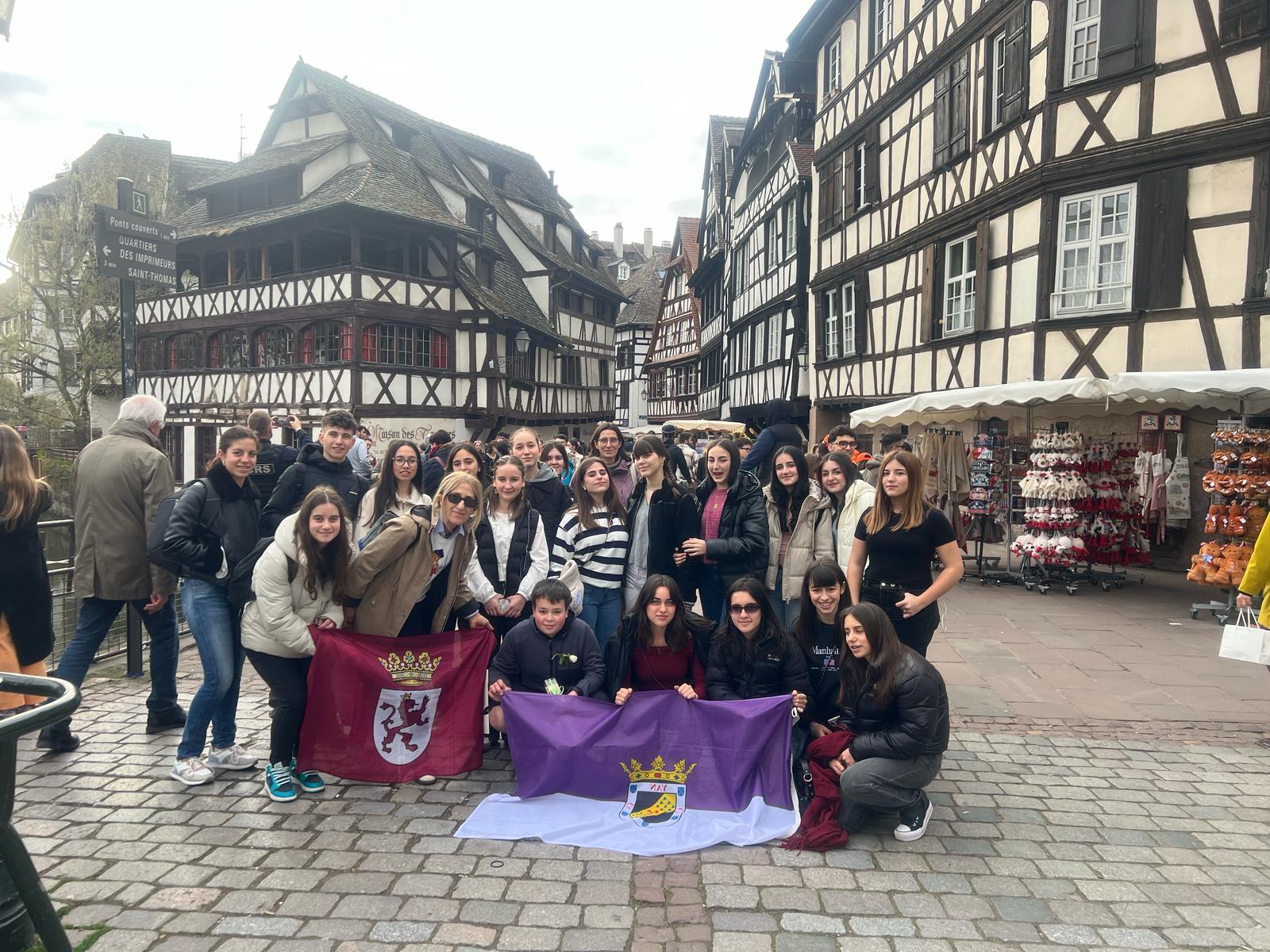 Foto de familia de los alumnos conociendo la ciudad de Estrasburgo. | L.N.C. Foto de familia de los alumnos conociendo la ciudad de Estrasburgo. | L.N.C.