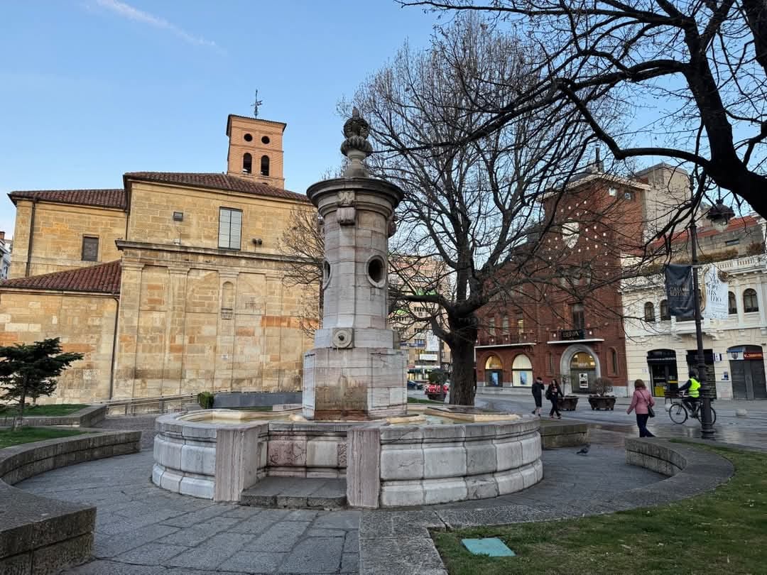 La placa de homenaje a José Antonio Primo de Rivera ha sido retirada.