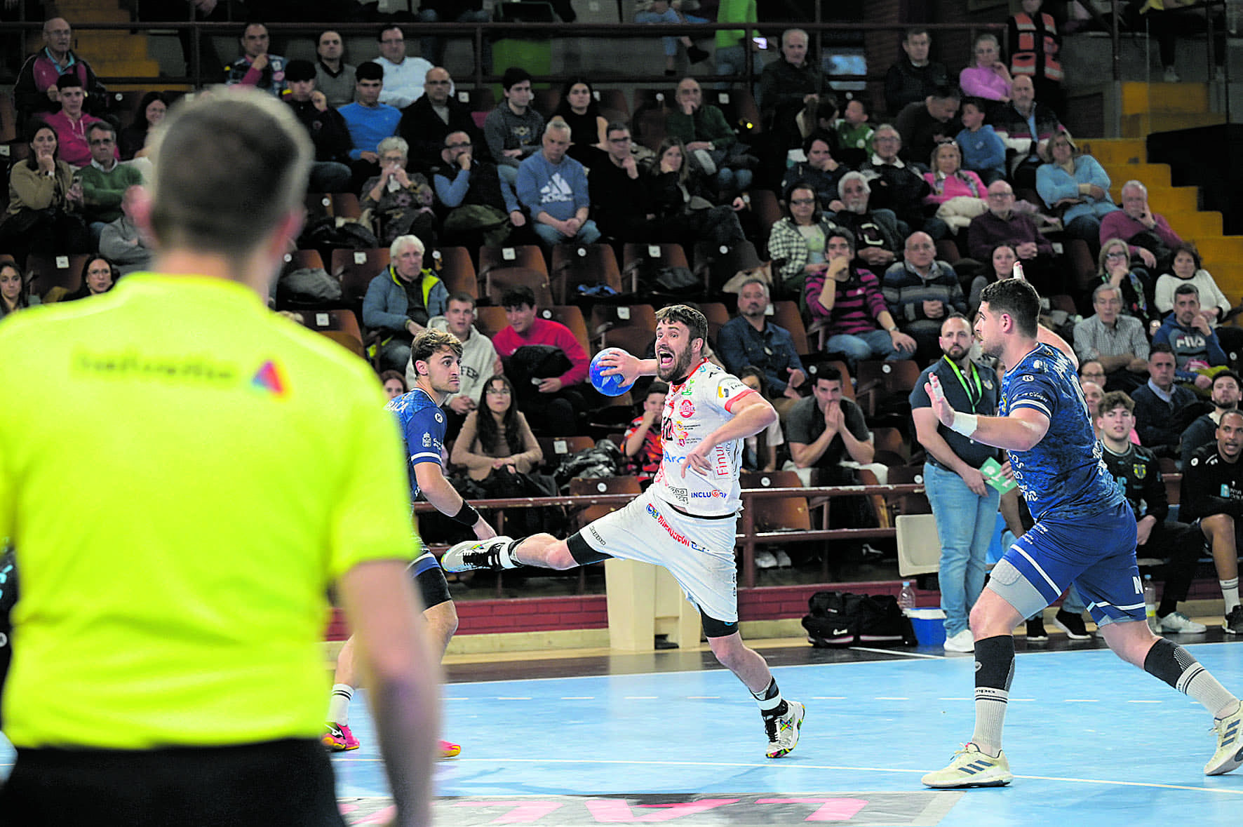 Rodrigo fue uno de los líderes del Ademar ante Cangas en liga. MAURICIO PEÑA
