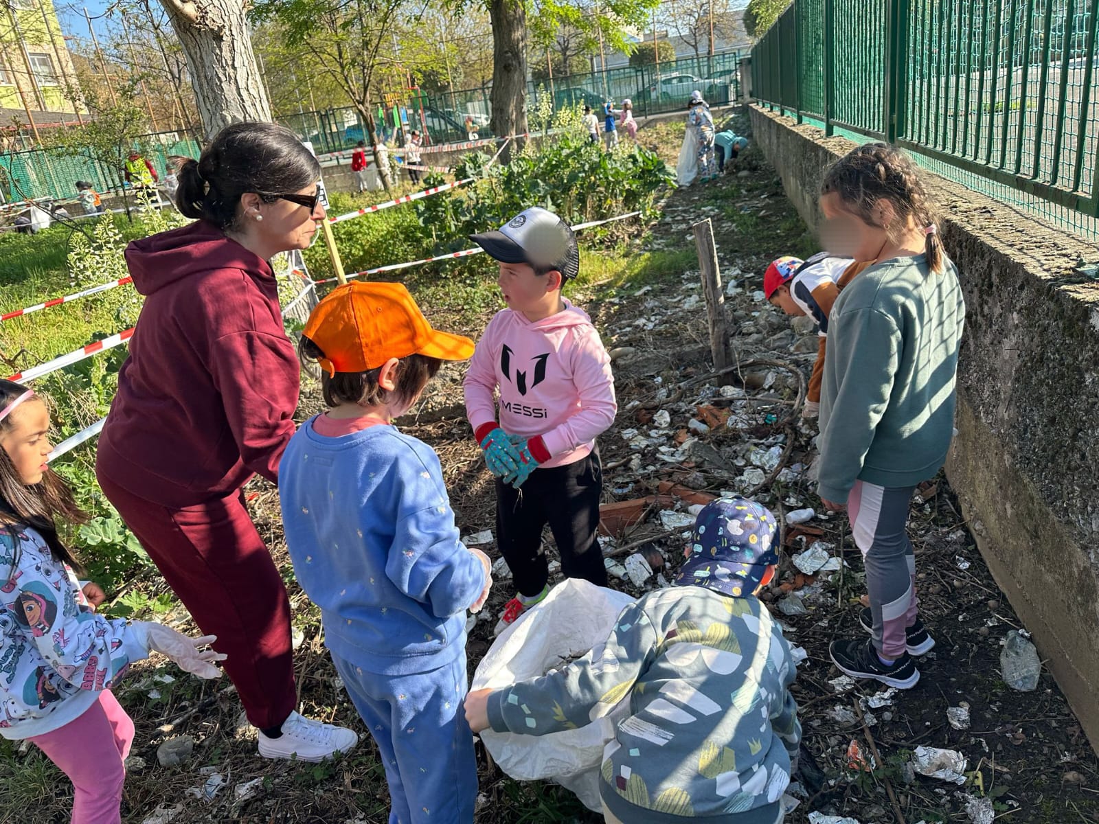 Alumnos de Flores del Sil en la limpieza. | PROYECTO ORBANAJO