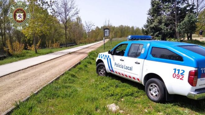Un vehículo de la Policía Local en la zona en que se produjo el incidente. | LNC Un vehículo de la Policía Local en la zona en que se produjo el incidente. | LNC