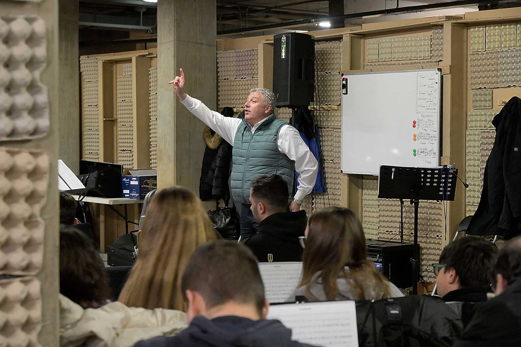 Isaac Ibáñez, director de la Agrupación Musical de la Cofradía de Angustias y Soledad, en un ensayo en el Reino de León. | MAURICIO PEÑA