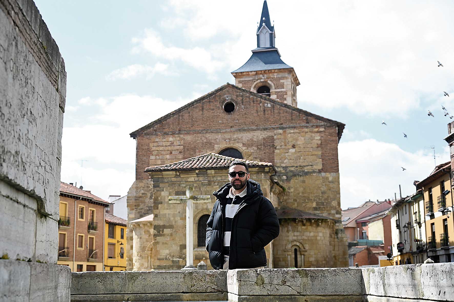 Víctor, de 'Al brazo y al hombro', en la plaza del Grano antes de la entrevista. | SAÚL ARÉN
