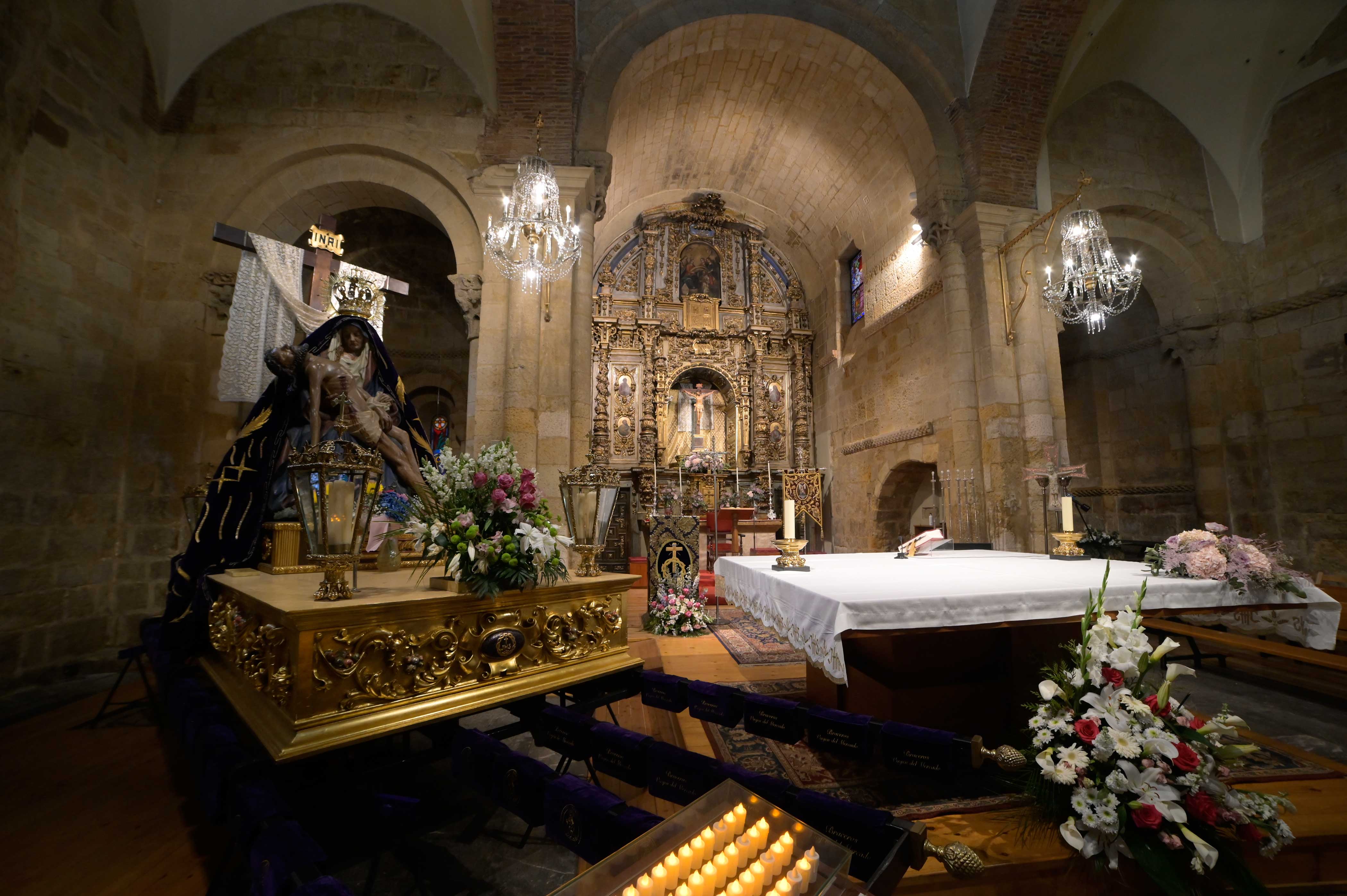 La Virgen del Mercado, preparada desde ayer en su trono. | MAURICIO PEÑA
