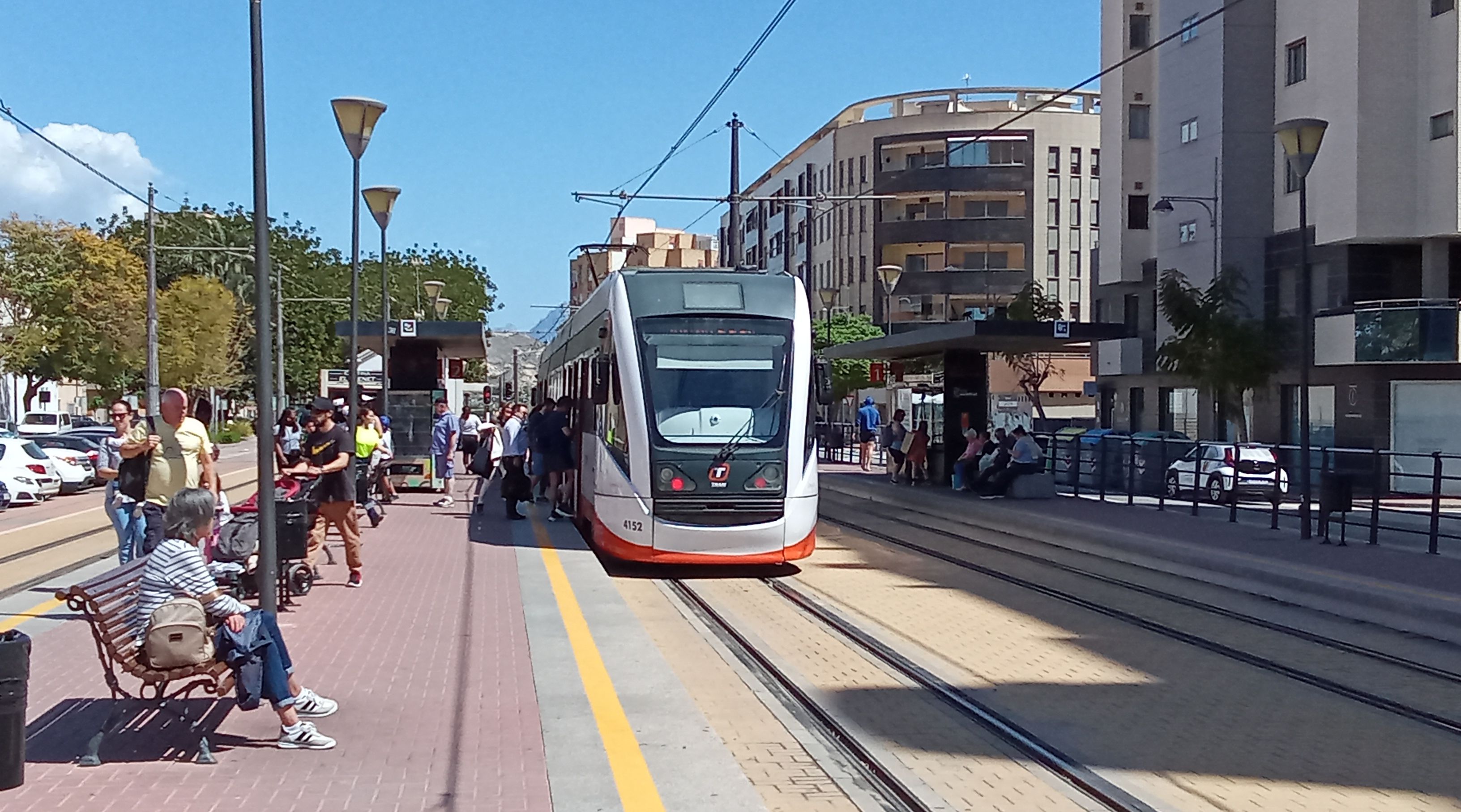 Imagen del tren-tranvía de Alicante. | EDUARDO TOCINO