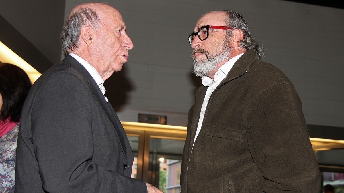 José María Pérez 'Peridis' conversando con Pedro García Trapiello en la presentación de su segunda novela el pasado jueves en el Musac. | PEIO GARCÍA (ICAL)