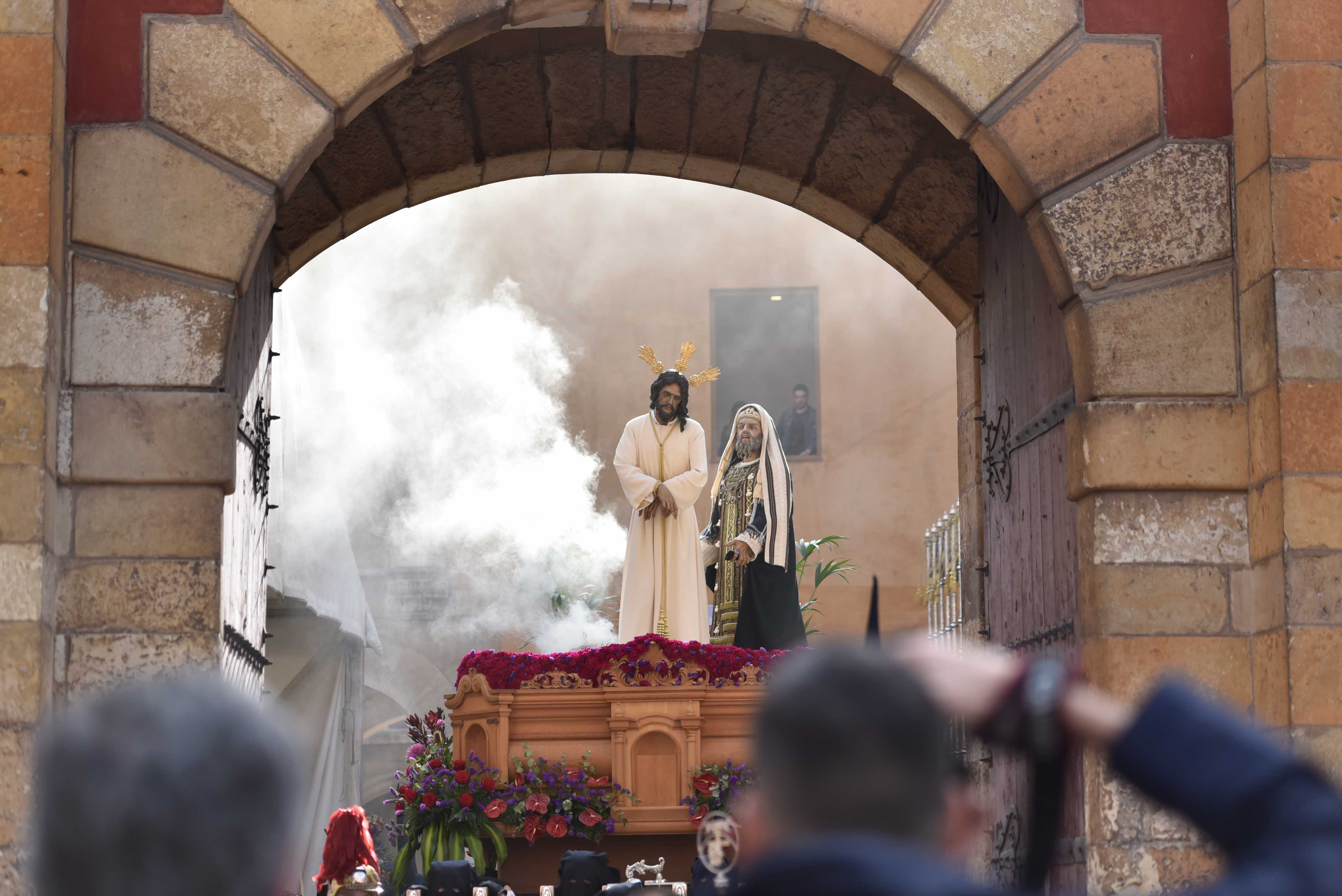 El Cautivo, uno de los dos pasos que se pujan a doble hombro en León, ambos del Sacramentado. | SAÚL ARÉN
