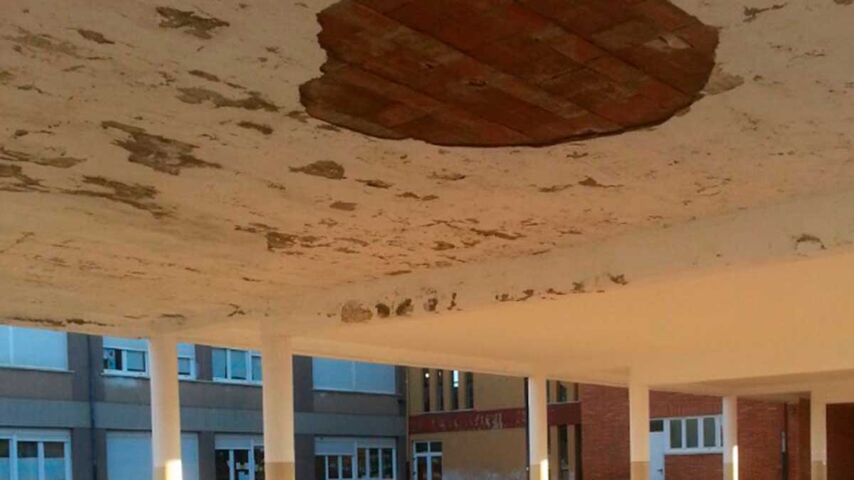 Desprendimientos en la cubierta del patio del colegio Teodoro Gadañón.