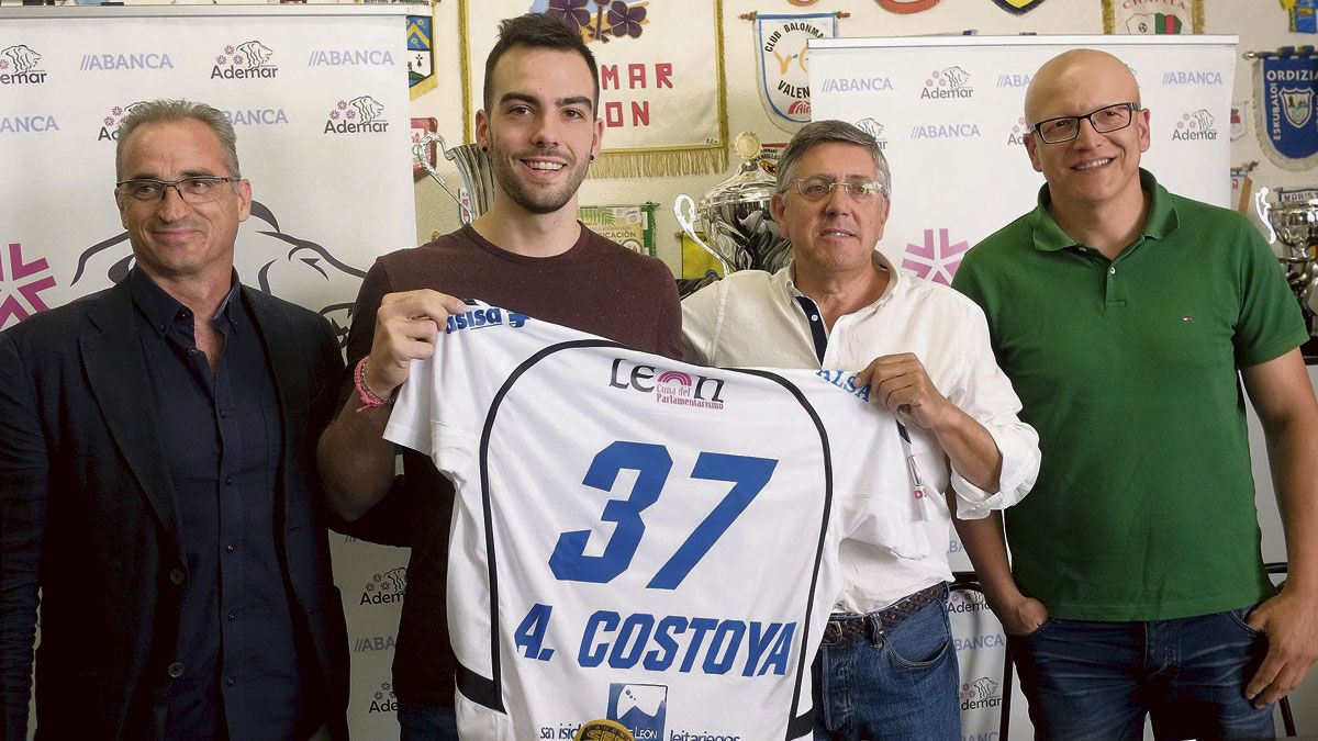 Costoya sostiene la que será su nueva camiseta, con el técnico Guijosa a su izquierda y Tano Franco y Cabero a la derecha. | DANIEL MARTIN