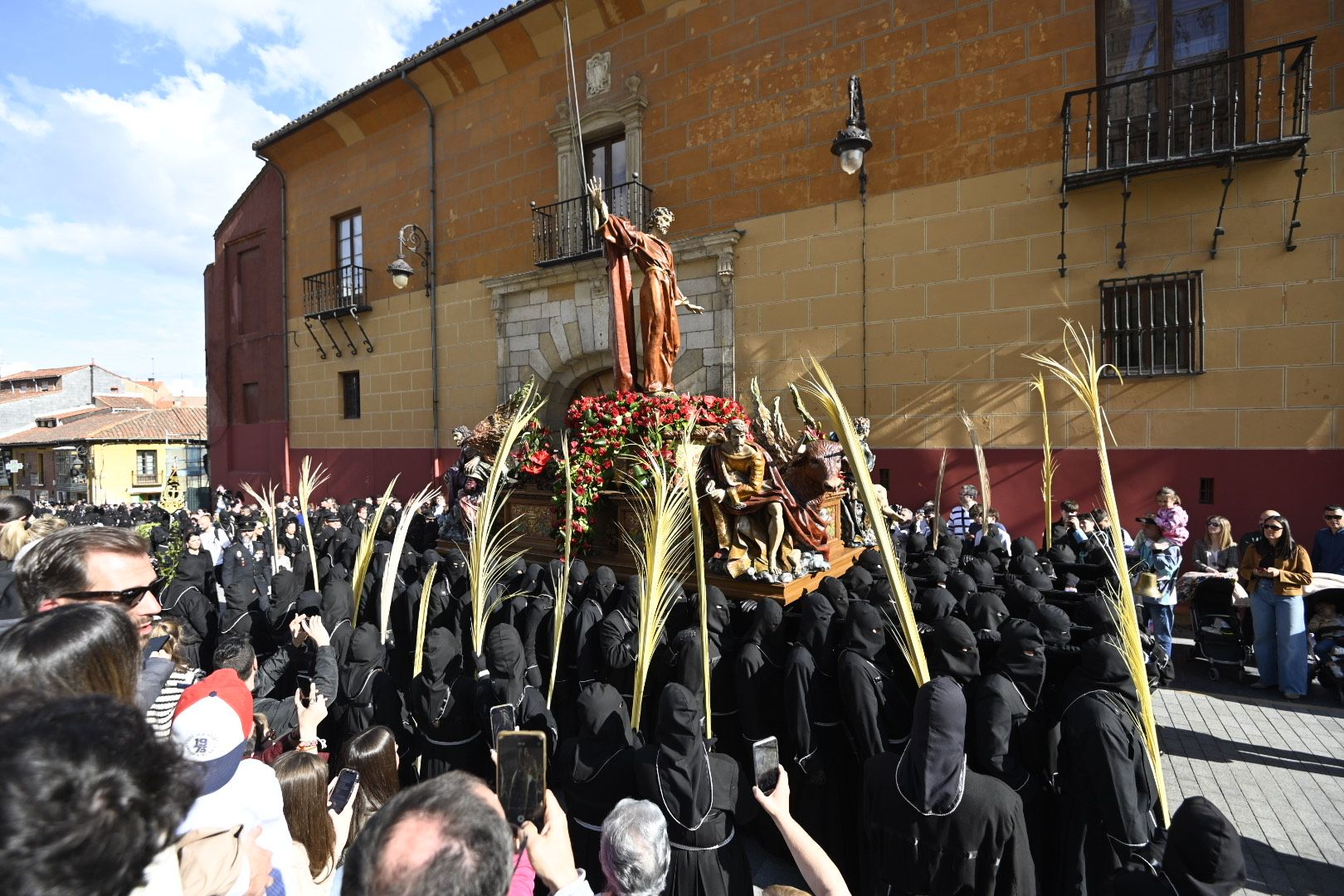 El Cristo del Gran Poder, titular de la cofradía en el acto de la entrada triunfal de Jesús en Jerusalén al llegar a Puerta Obispo. | REPORTAJE GRÁFICO DE SAÚL ARÉN