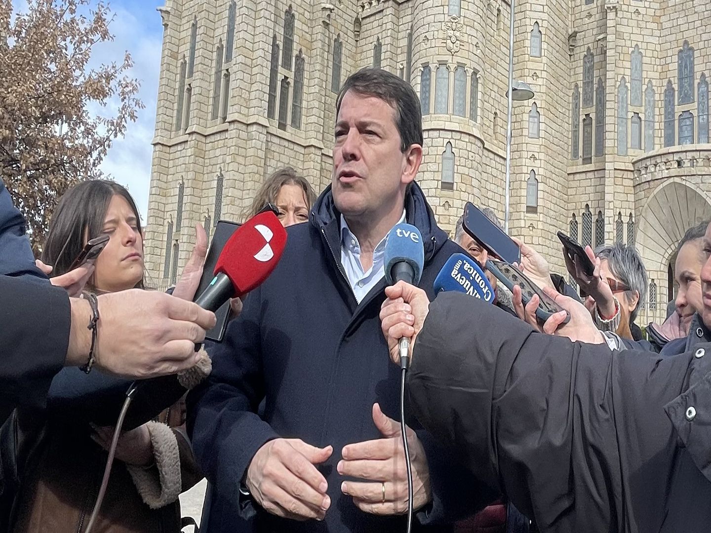 Mañueco, junto a Hevia y otros cargos del PP, este martes en Ponferrada. | C.S. (Ical)